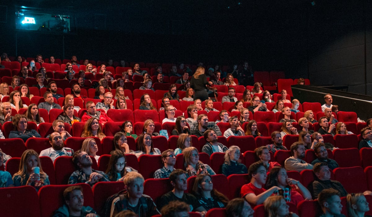 En biografsalong fullsatt med publik som tittar på film