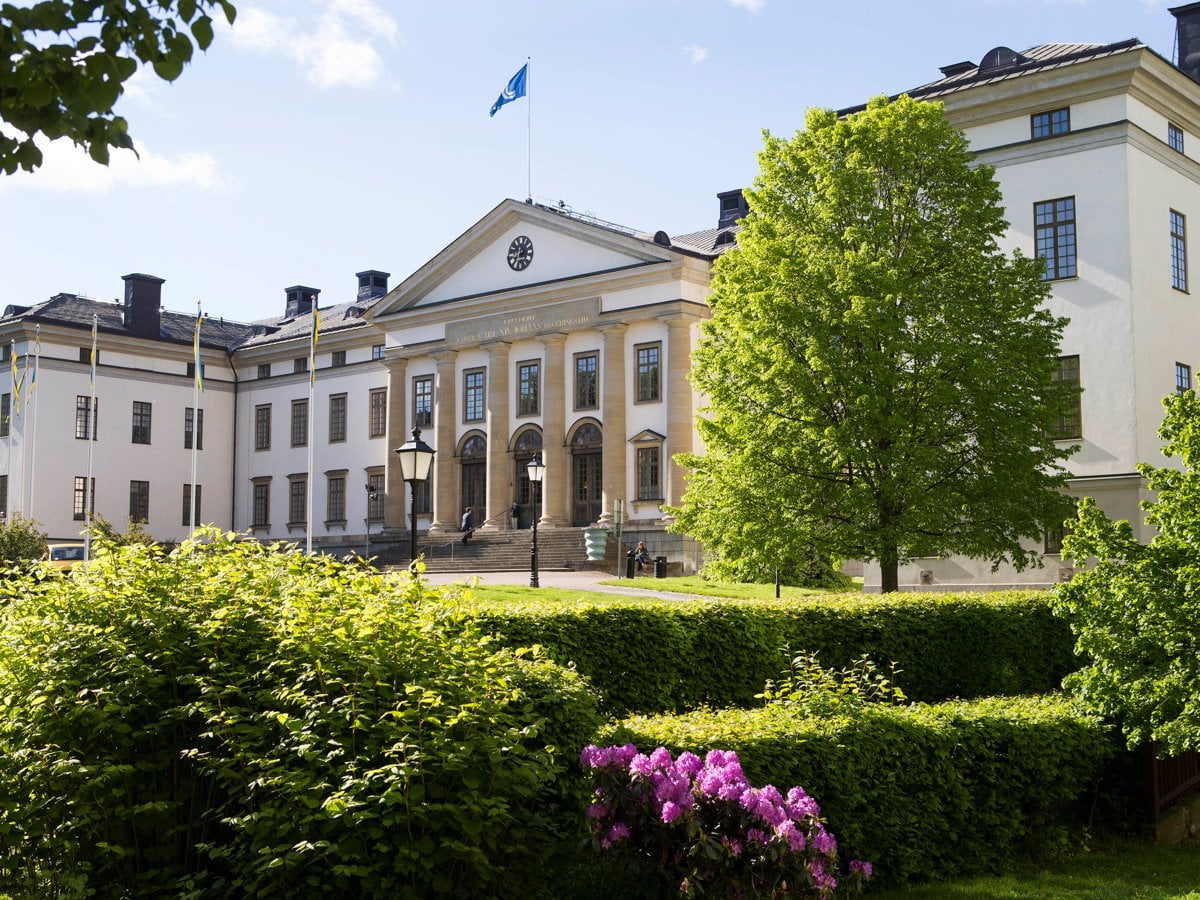 Exteriör bild på Landstingshuset i sin fantastiska sommarskrud
