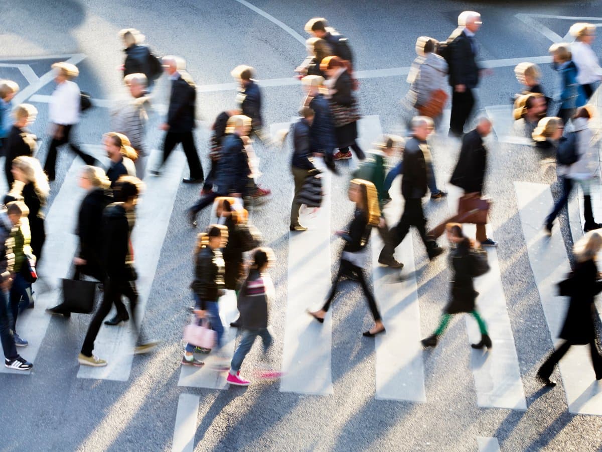 Personer går över övergångsställe