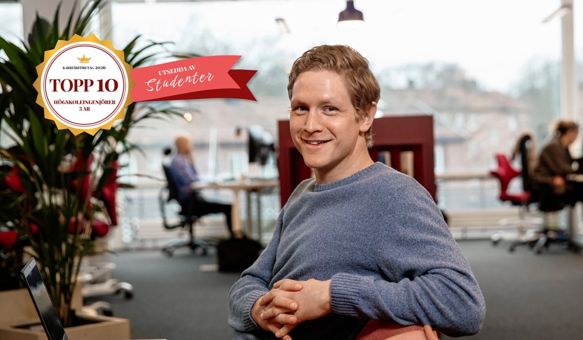 En man som sitter i en stol på ett kontor.