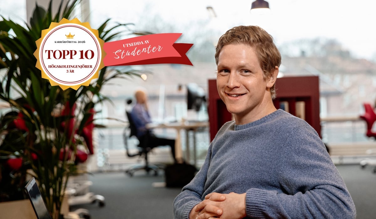 En man som sitter i en stol på ett kontor.