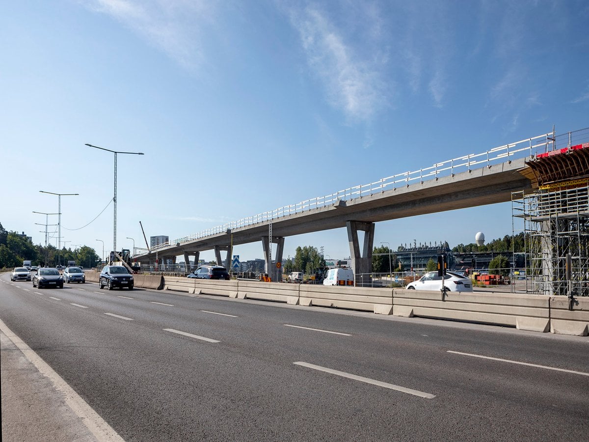 Ulvsundaleden, med Solvallabron i bakgrunden.