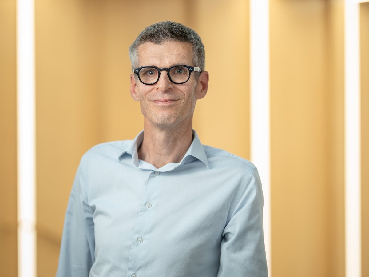 Stefan Persson med ljusblå skjorta och svarta glasögonbågar.