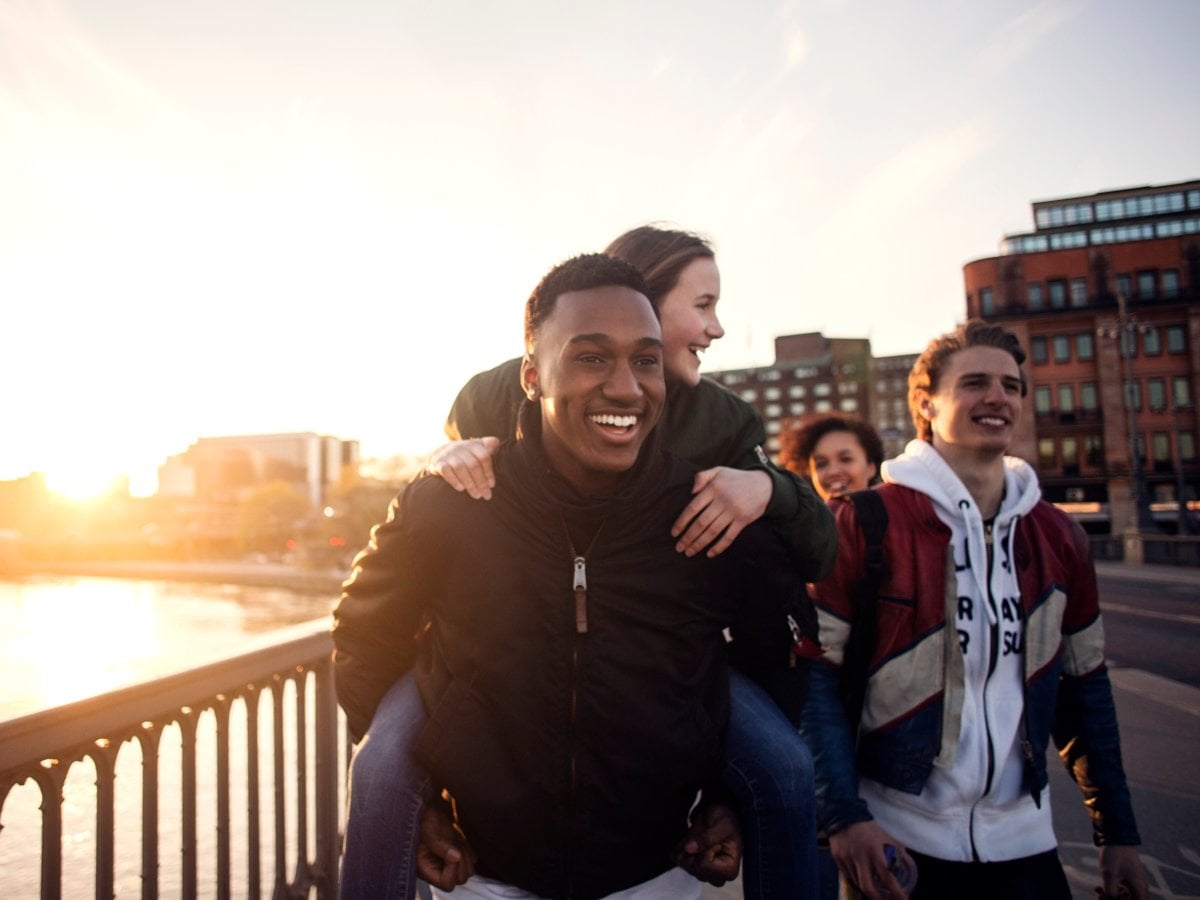 Ungdomar i centrala Stockholm med solnedgång i bakgrunden
