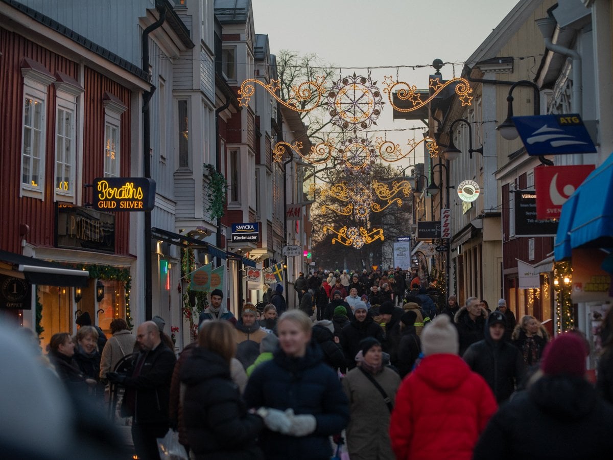 Folkmyller på småstadsgata i juletid,  Norrtälje