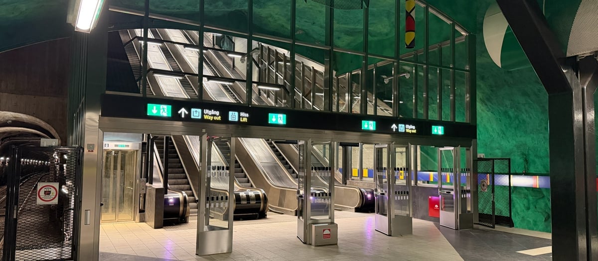 Brandgasparti på Huvudstas tunnelbanestation.