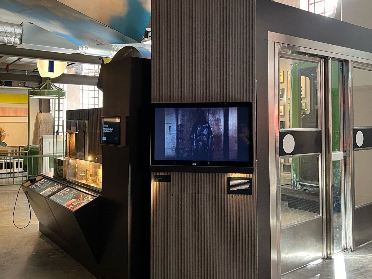 Vägg med tv-skräm i utställningsrum på Spårvägsmuseet.