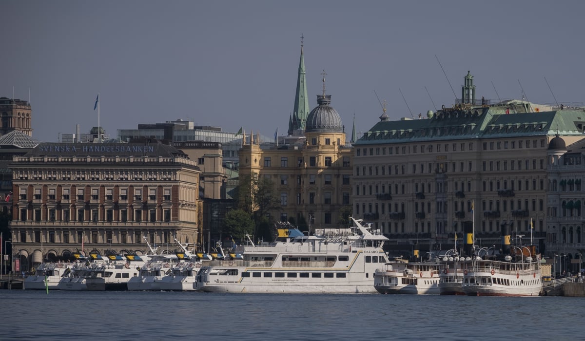 En stor vit båt på ett stort vattenområde.