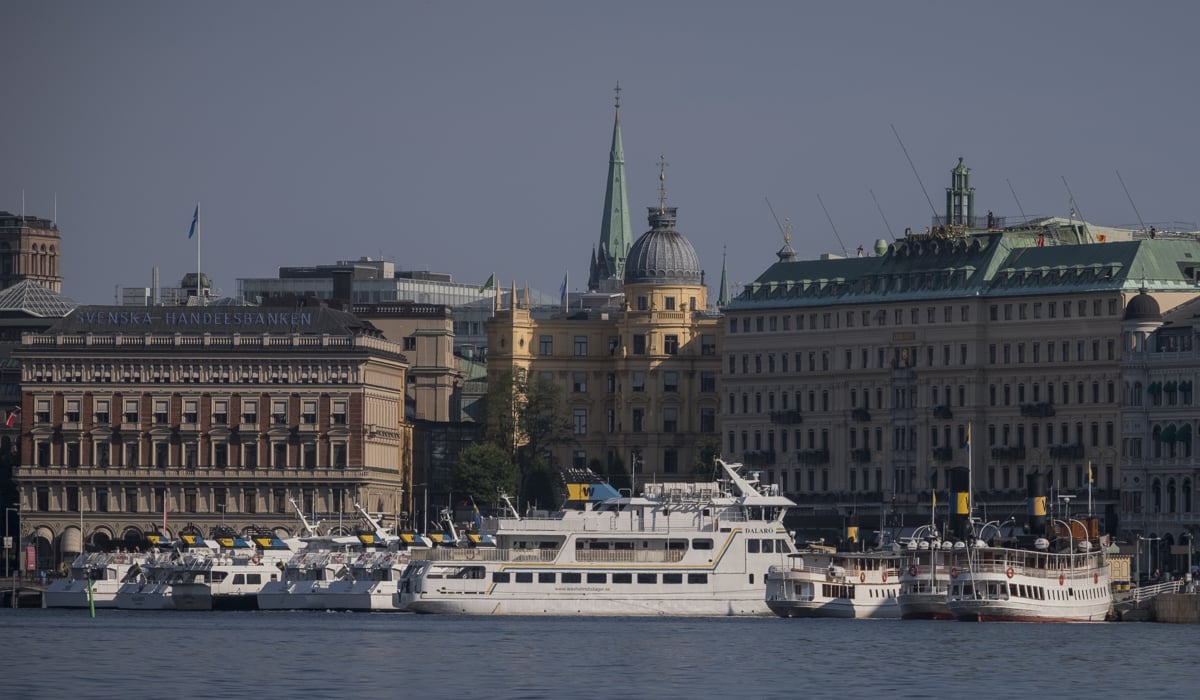 En stor vit båt på ett stort vattenområde.