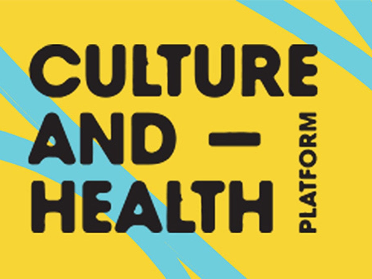 Logotyp för Culture and Health Platform på gul bakgrund med blå streck i bakgrunden.