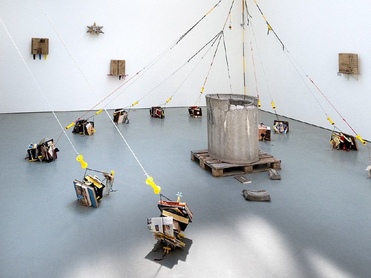 Rum med en installation. Små objekt sammanbundna med rep.