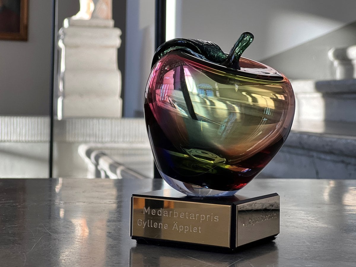 konstglasäpple som delas ut till vinnare av Gyllene Äpplets medarbetarpris