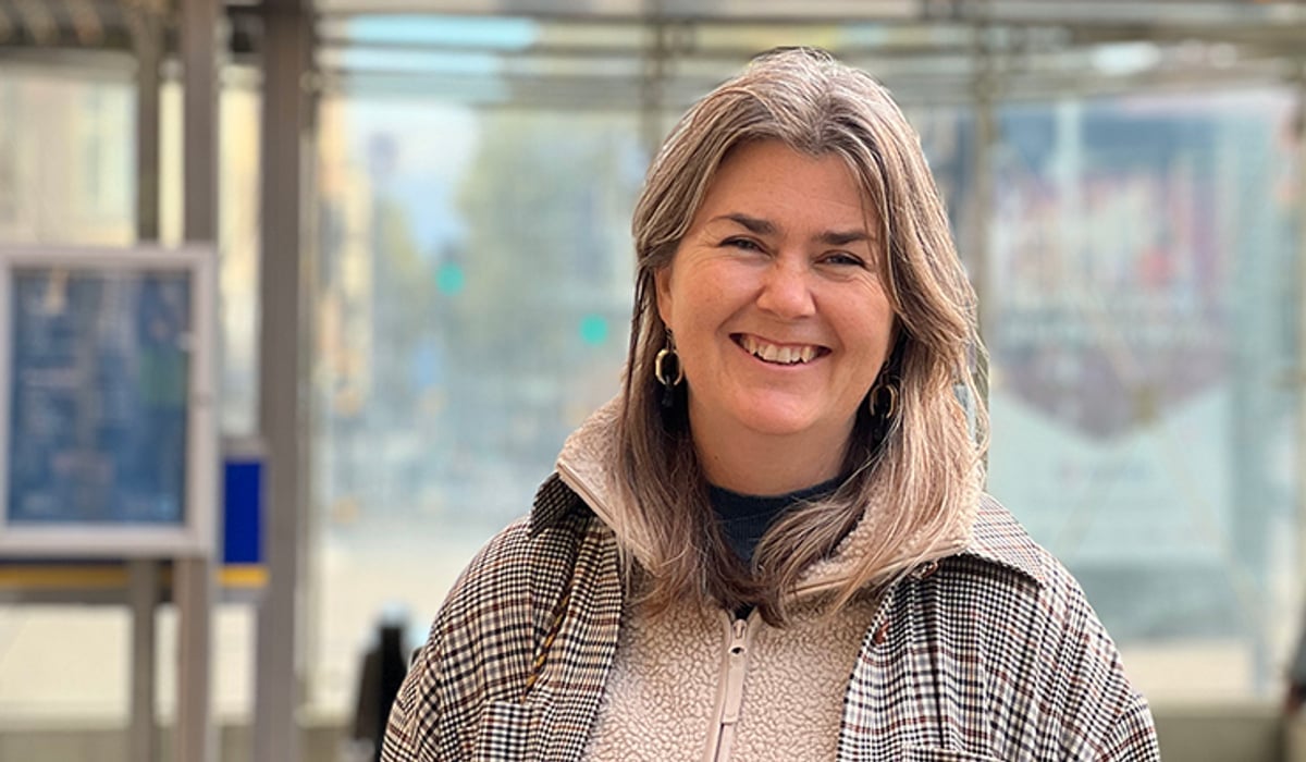 Katarina ler mot kameran utanför Skanstulls tunnelbanestation.