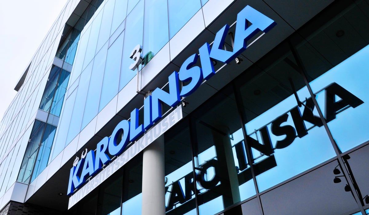 Sjukhusbyggnad glasfasad Karolinska i blått