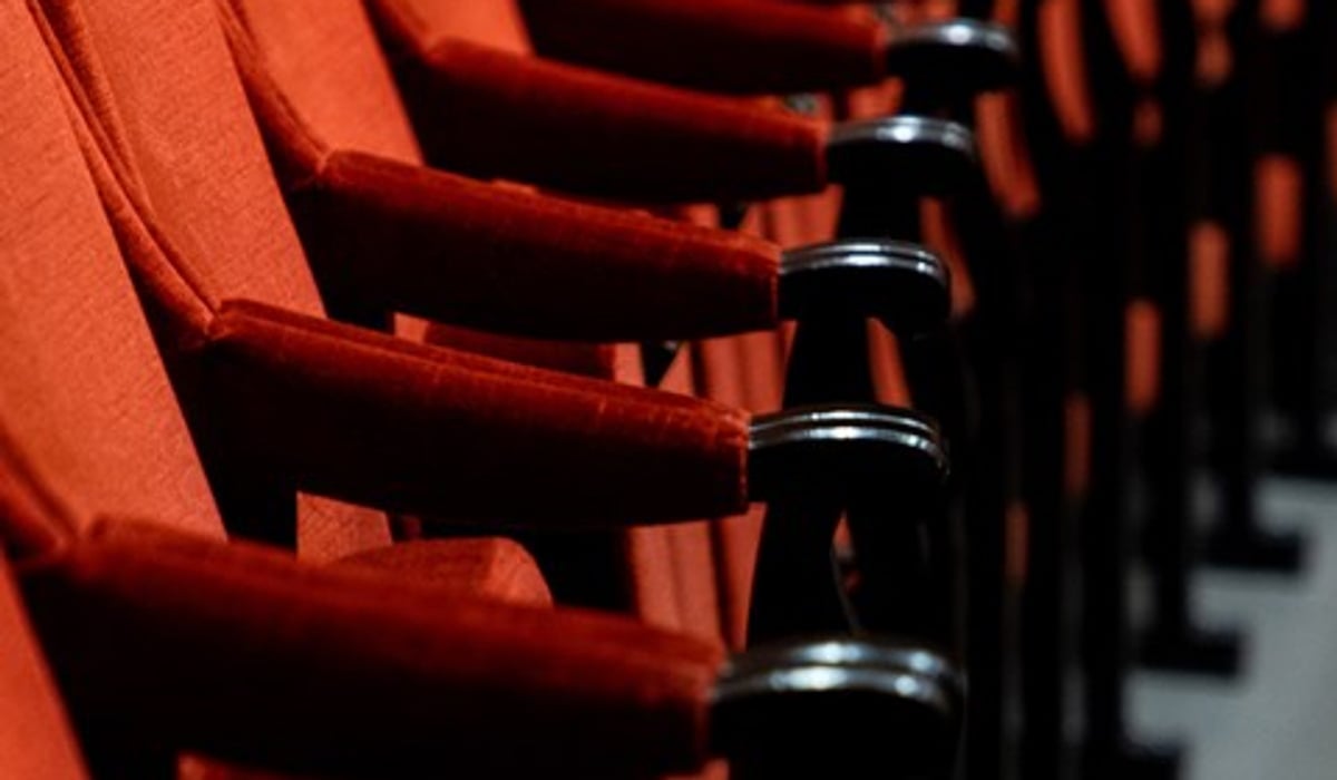 Bild på stolar sannolikt på teater eller i biosalong.