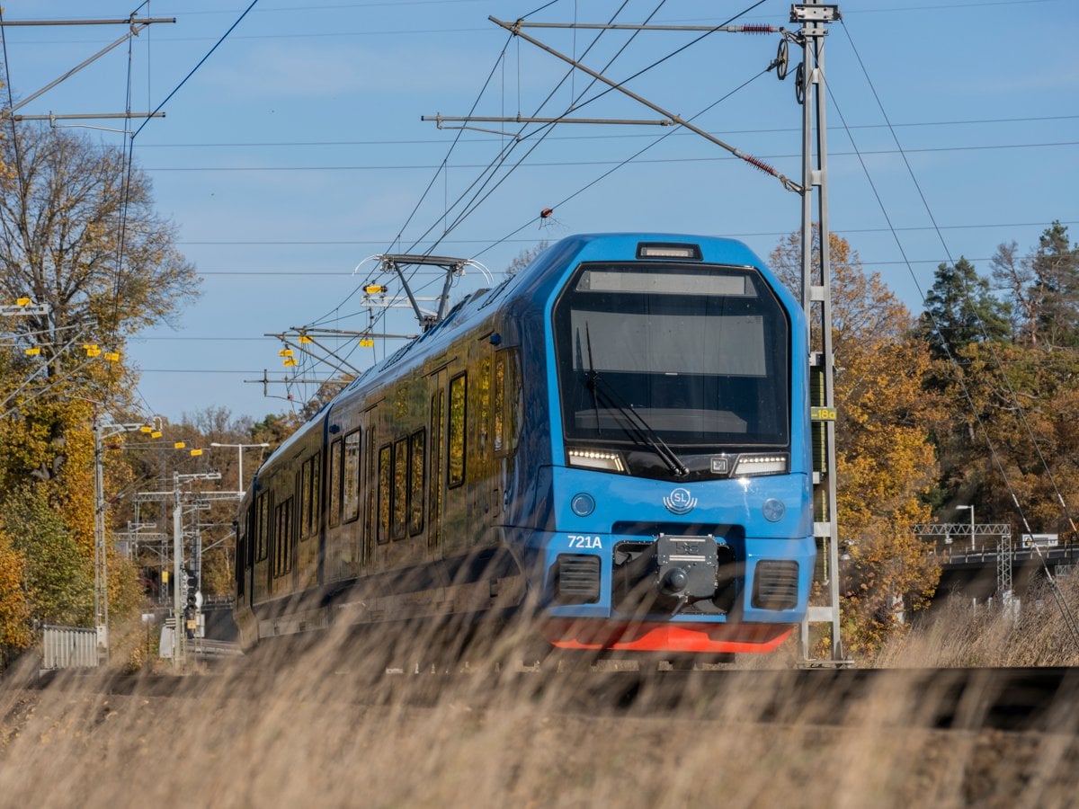 Tåg på Roslagsbanan, höst