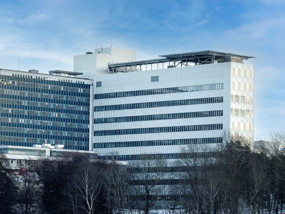 Ny byggnad med helikopterplatta