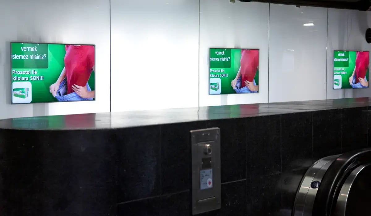 Tre videoskärmar i hisshallen på Skanstull.