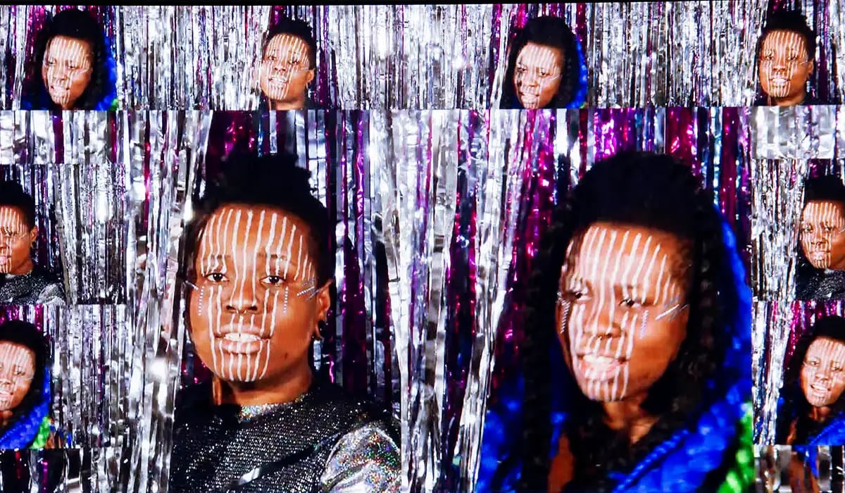 Bildkollage av kvinnor som står framför glittergardin.