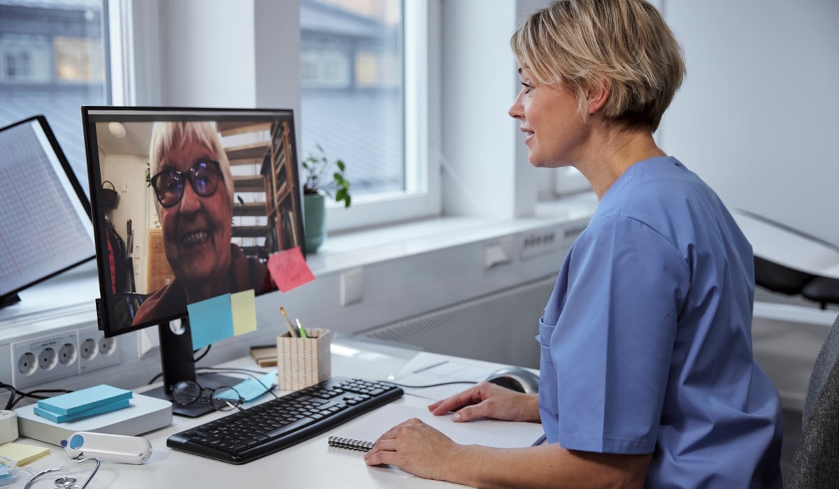 Läkare på vårdcentral har videosamtal med patient.