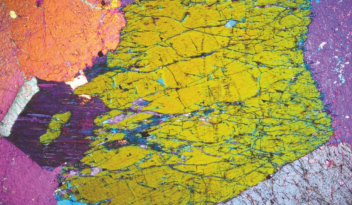 Mikroskopbild av sten i kraftfulla färger.