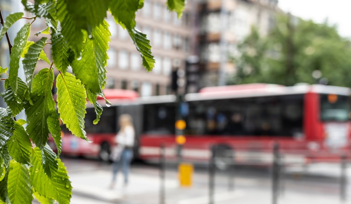 Röd innerstadsbuss