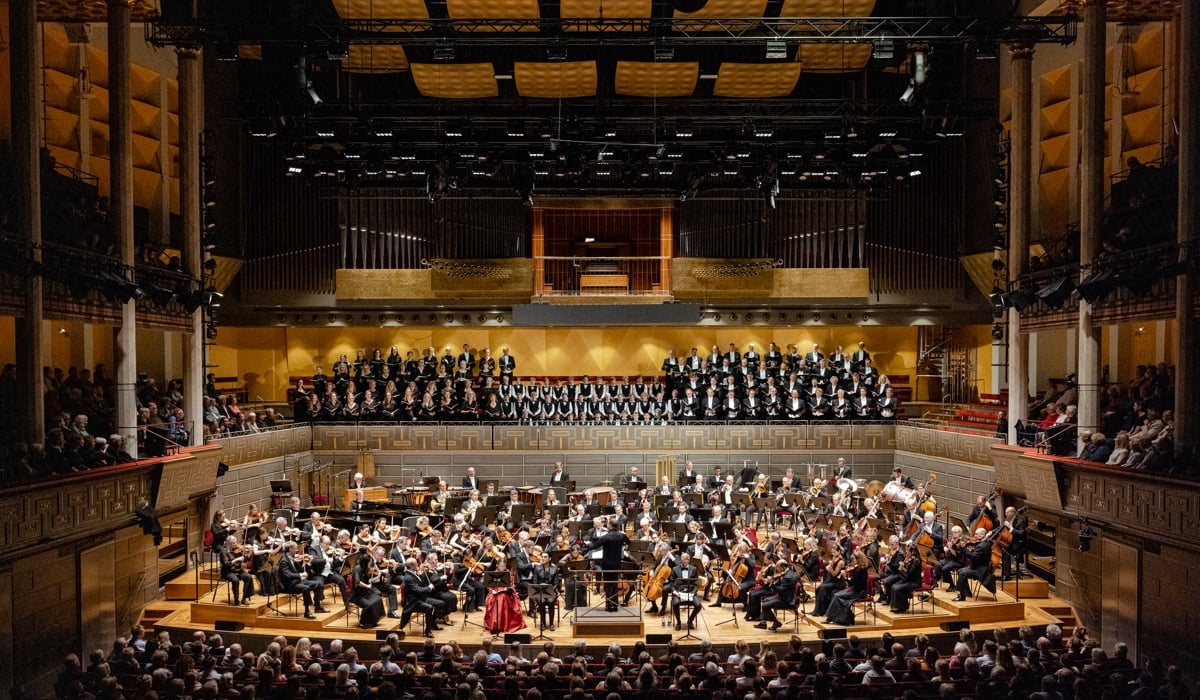 Fullsatt Konserthuset Stockholm med Kungliga Filharmonikerna.