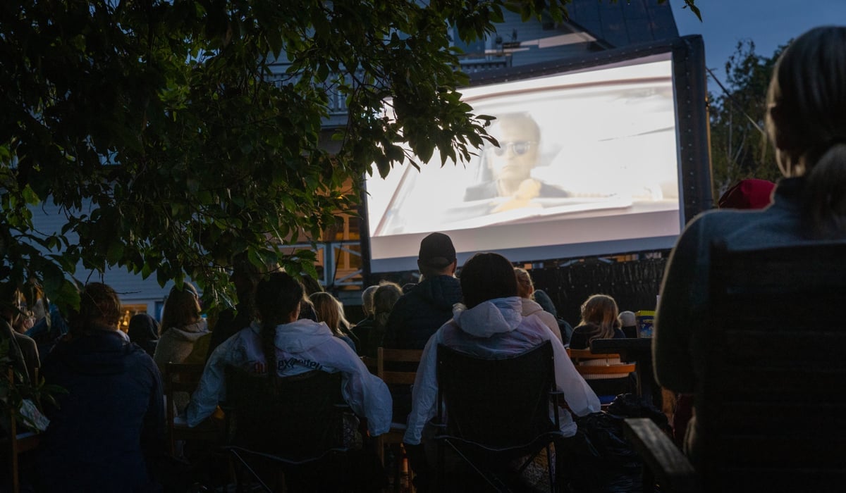 Utomhusbio-visning med publik
