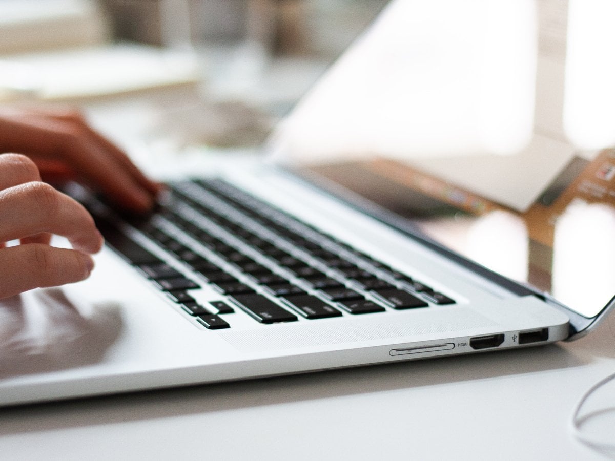 Symbolisk bild med närbild av en dator.