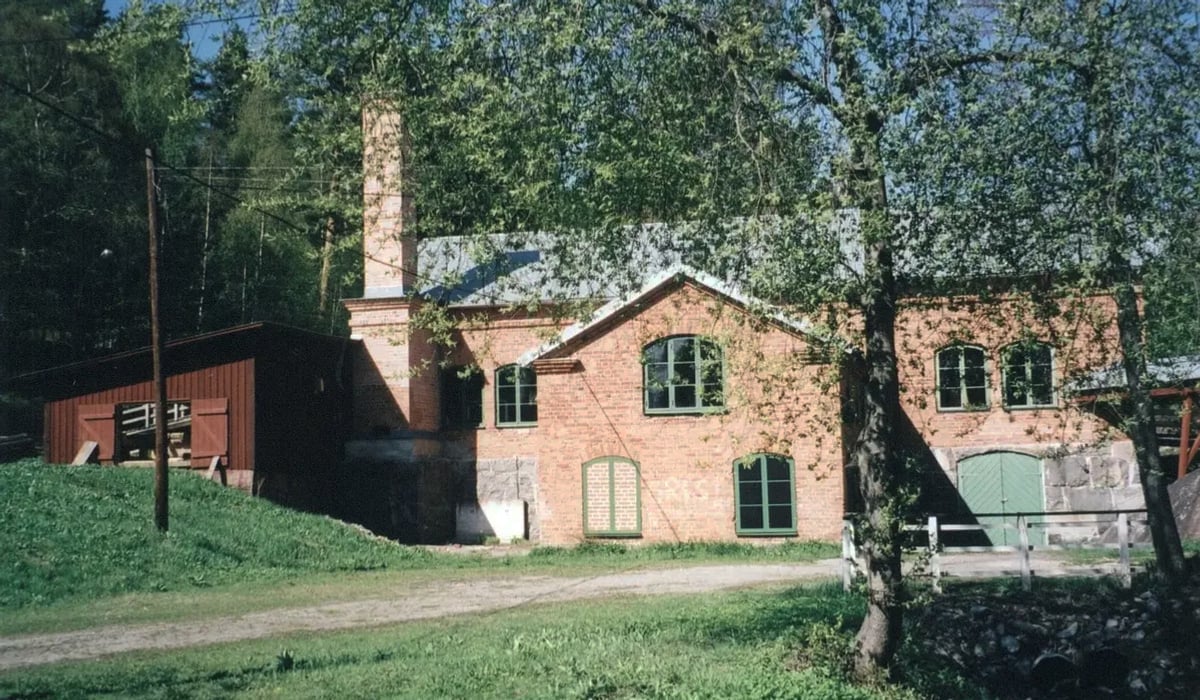 En äldre industribyggnad i ljust tegel.