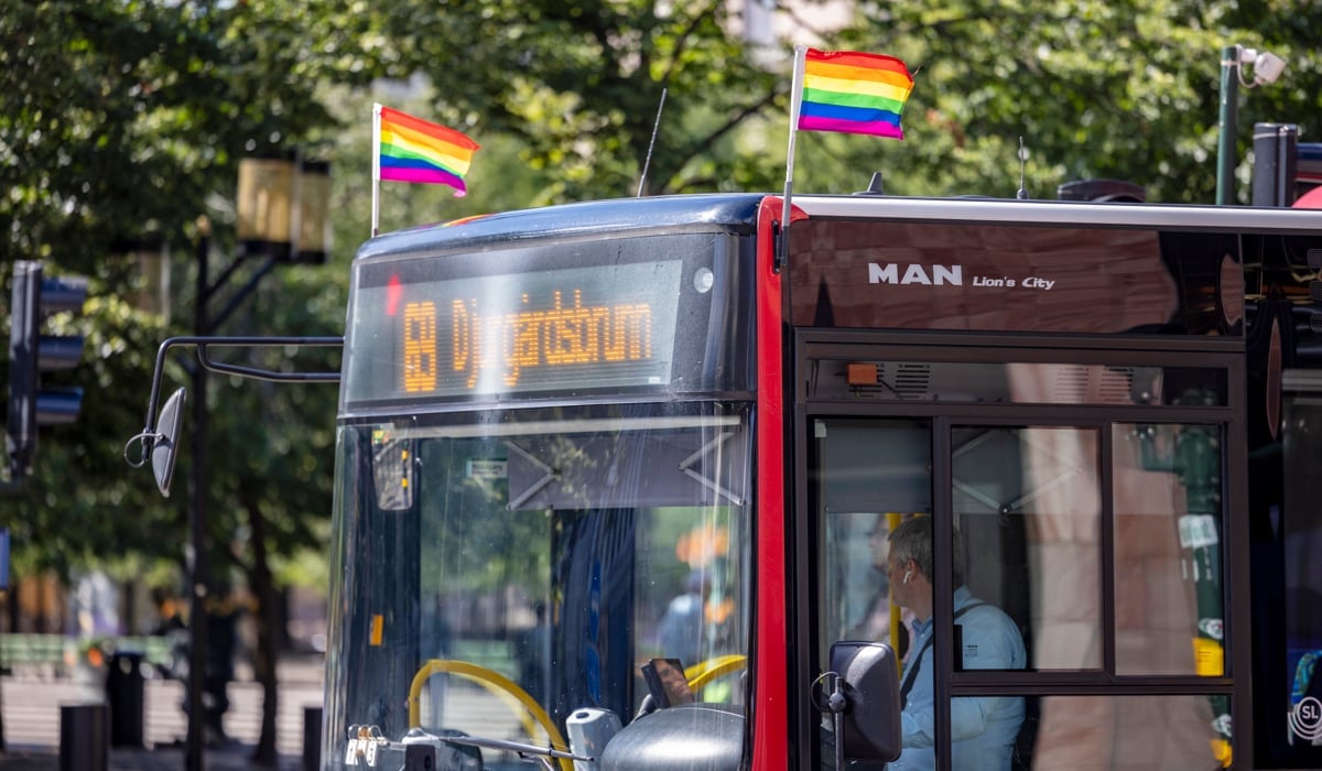 Buss 69 i city som flaggar under pride