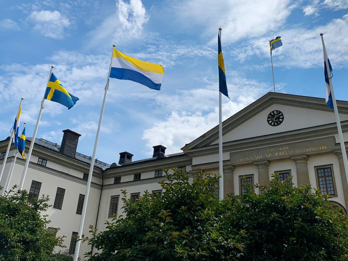 Tornedalens flagga och den svenska flaggan är hissade framför Landstingshuset.