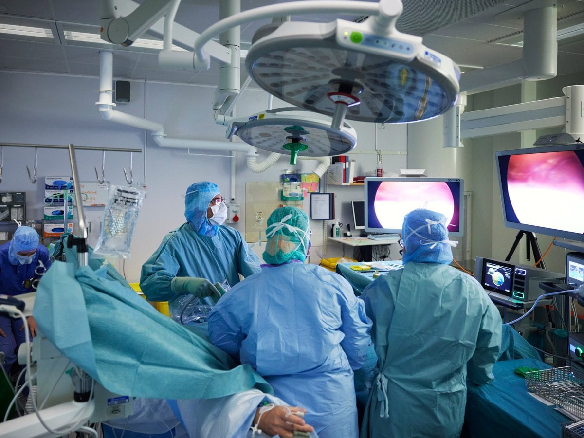 En grupp läkare som utför operationer på ett sjukhus.