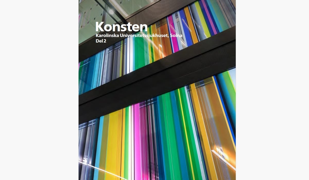 En glasvägg ur grodperspektiv med lysande starka ränder.