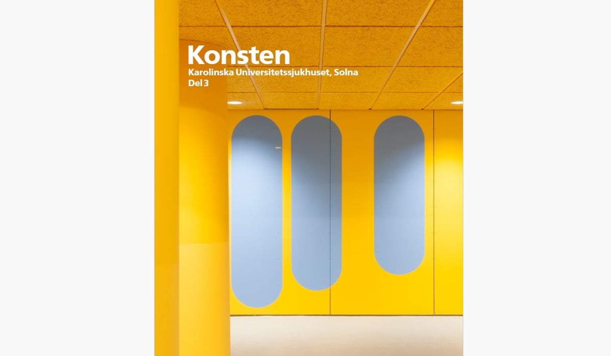 Starkt klargul vägg och tak i garage. Tre målade grå fält ger intrycket av fönster på en vägg.