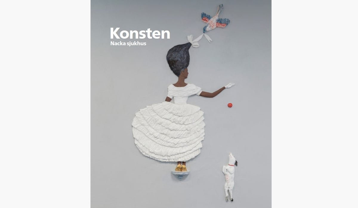 Platta utskurna former i keramik fastsatta på en vägg som pappersfigurer. En flicka med stor kjol. En fågel har fångat hennes hårband. En hund hoppar efter en boll från flickans hand.