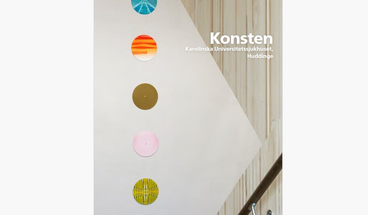 5 runda små målningar på höjden på en trapphusvägg.