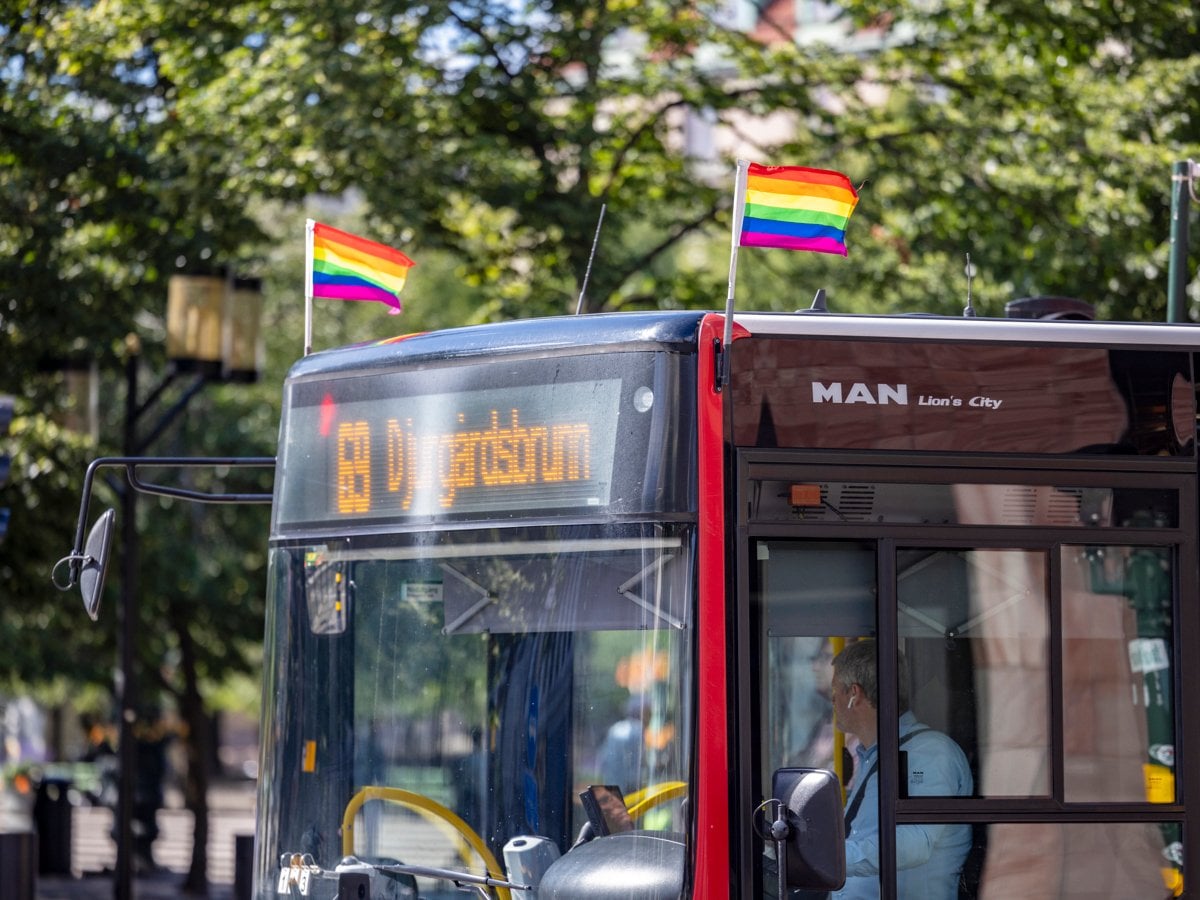 Buss 69 i city som flaggar under pride