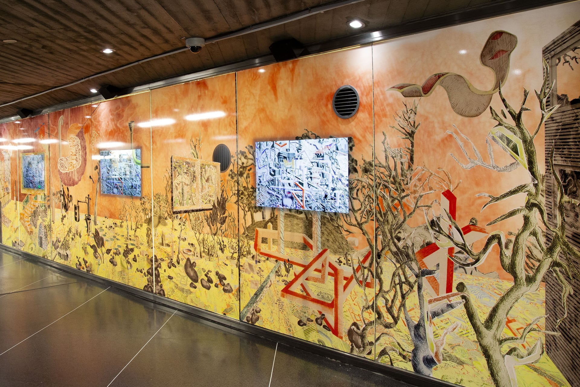 Entréhall på Skanstulls tunnelbanestation med vägg med konst