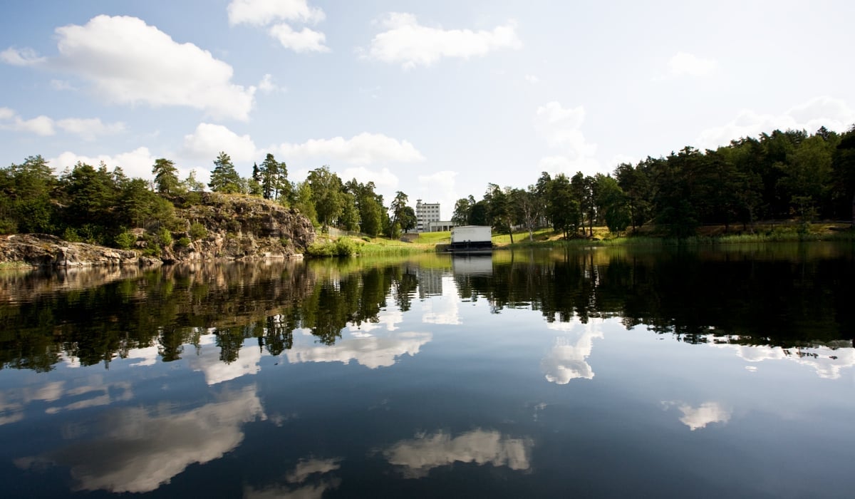 Vy över Lovö vattenreningsverk, Stockholm vatten och avlopp, med Mälaren i förgrunden.
