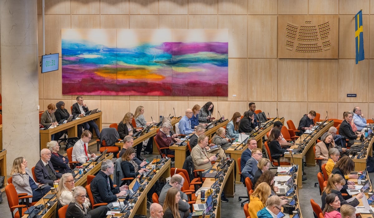 Förtroendevalda politiker i Landstingssalen, belägen i Landstingshuset på Kungsolmen