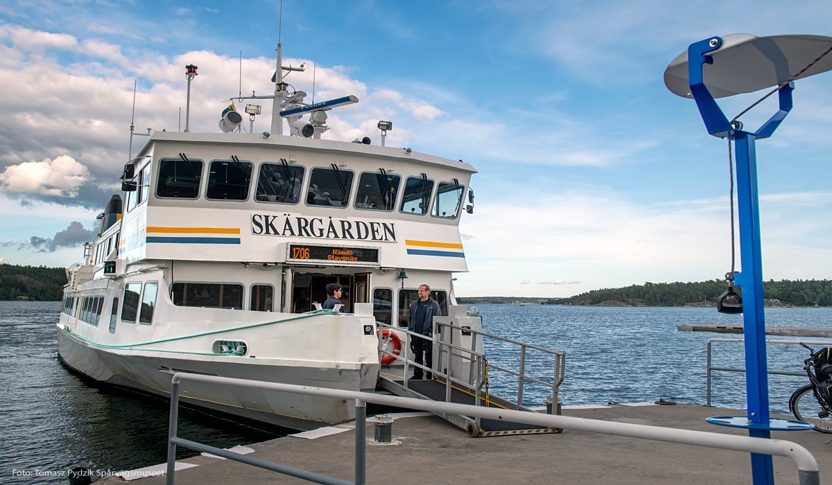 Skärgårdsbåt som ligger vid en brygga.