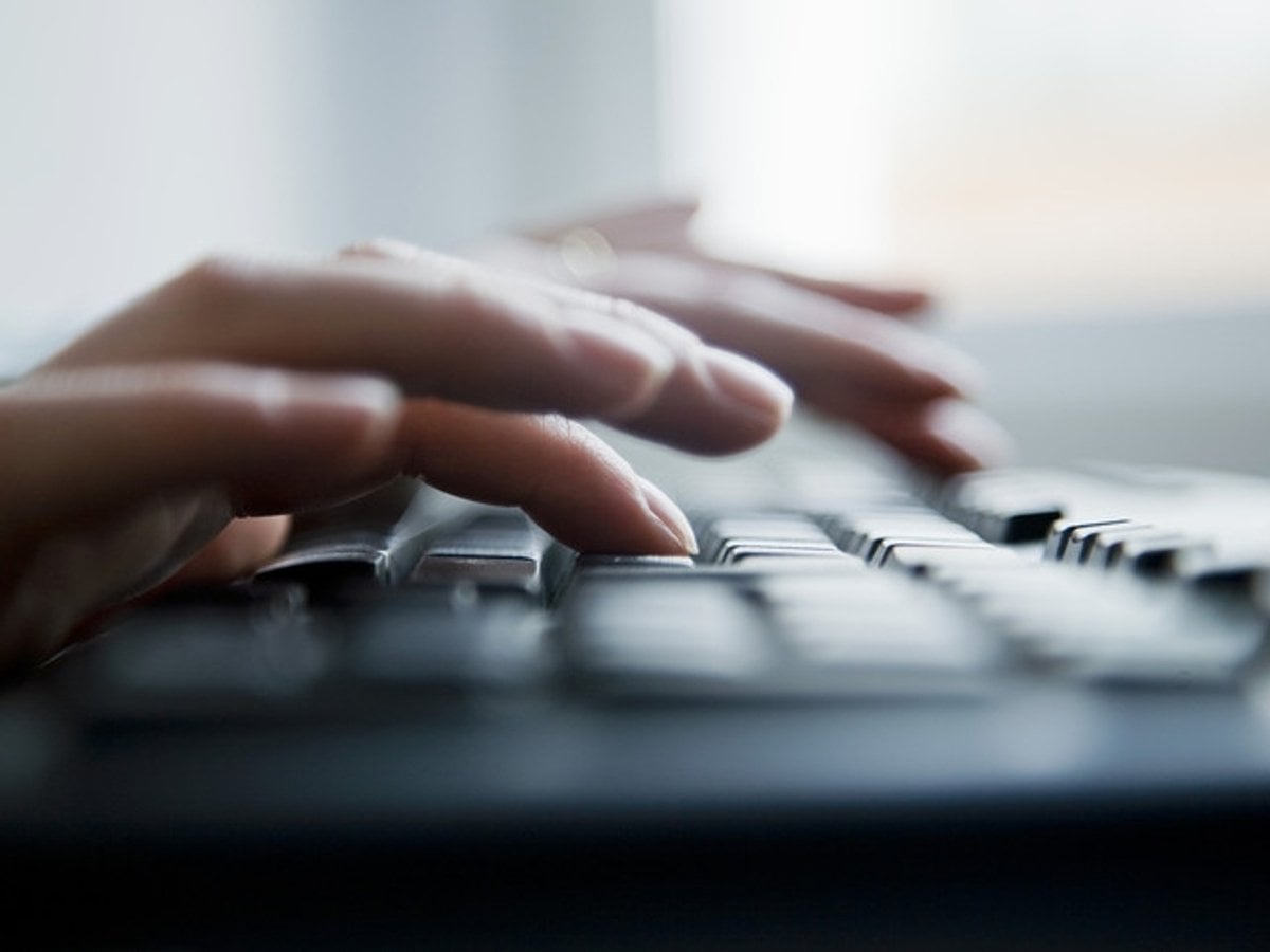 Händer som skriver på ett tangentbord.