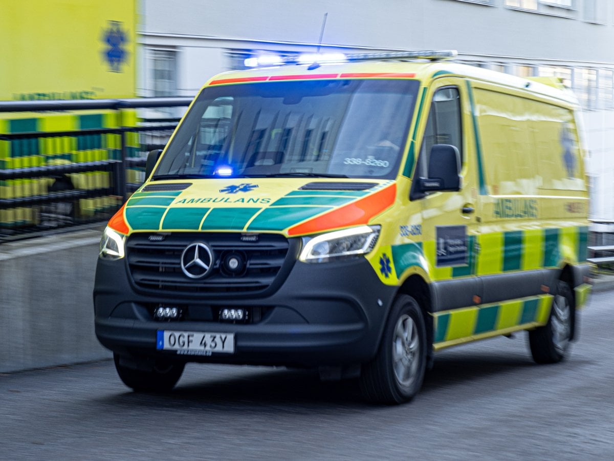 En ambulans kör på en ambulansuppfart.