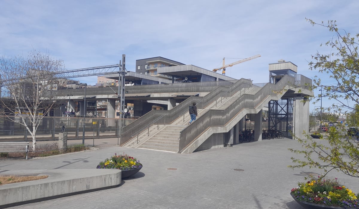 Trappa och bro över spåren på station Roslags Näsby