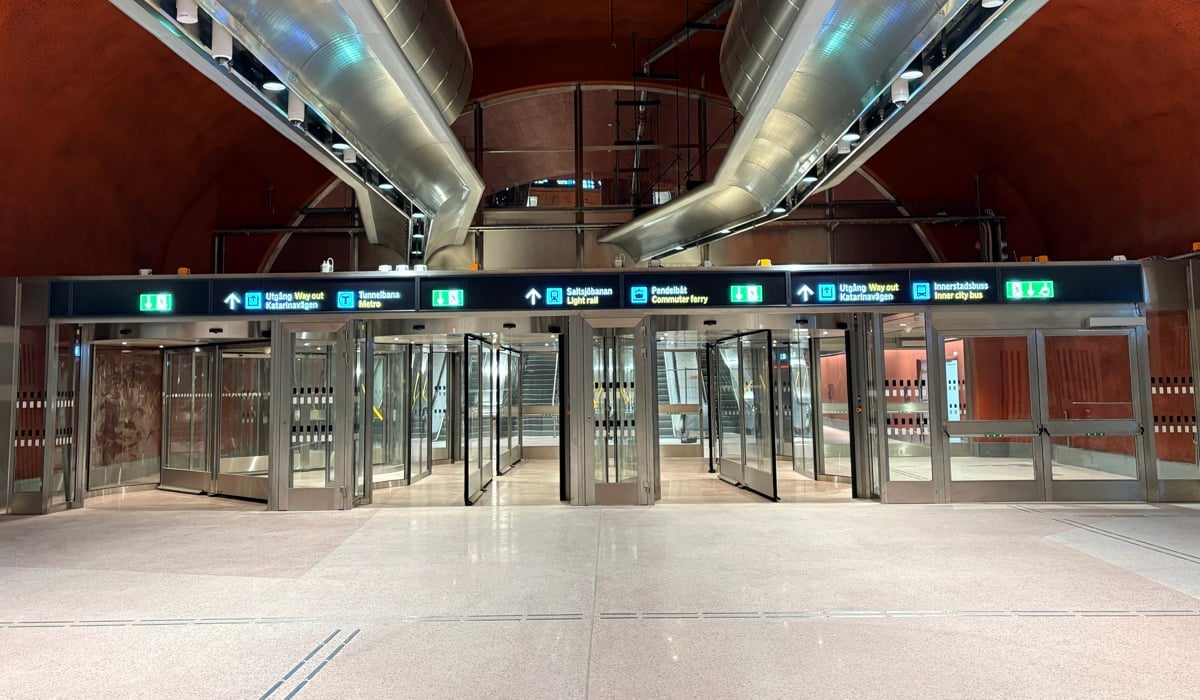 Ingång till station som visar fyra dörrar.