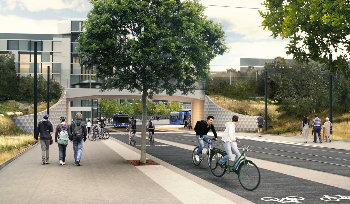En grupp människor som cyklar längs en gata.