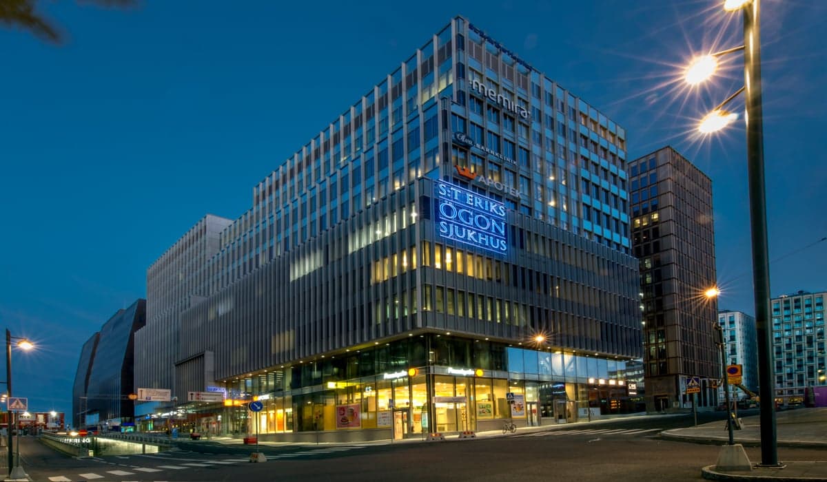 S:t Eriks Ögonsjukhus fasad i kvällsljus.