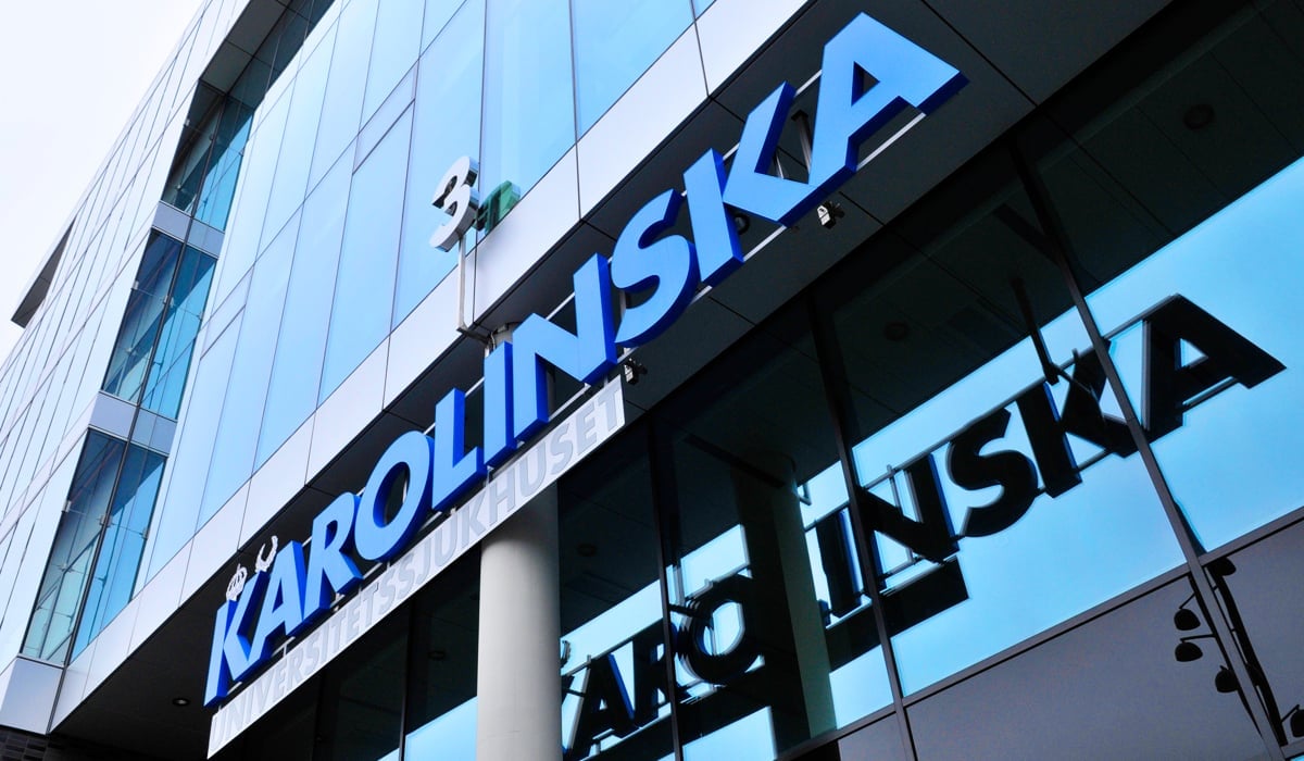 Sjukhusbyggnad glasfasad Karolinska i blått