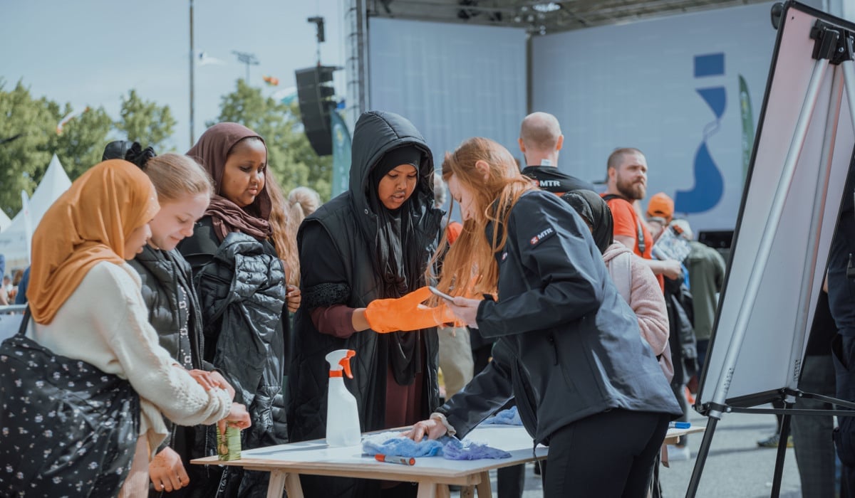 Fyra ungdomar samtalar med representanter från MTR under Järvaveckan.